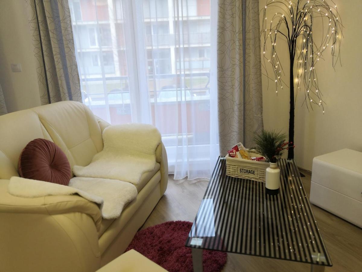 Ferienwohnung H+ Apartman Letiste Praha Exterior foto